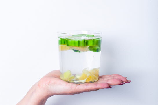 Ett glas vatten med citron och gurka.