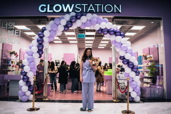 Linn Weilar ståendes framför Glowstation, ett showroom i Solna för koreansk och japansk skönhetsvård.