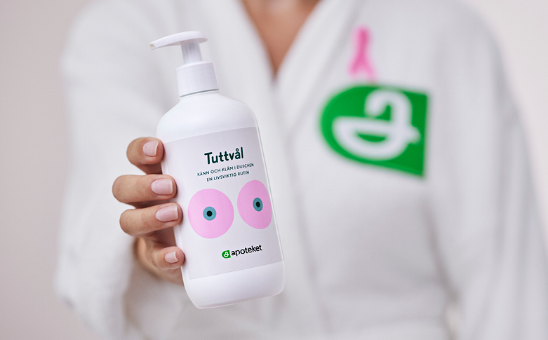 En kvinna håller i Apotekets Tuttvål, en duschtvål som är specialdesignad för att påminna Sveriges kvinnor om att självundersöka sina bröst.