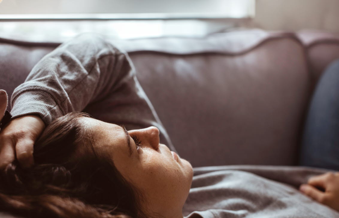 Tjej med depression som ligger och tittar ut i intet.