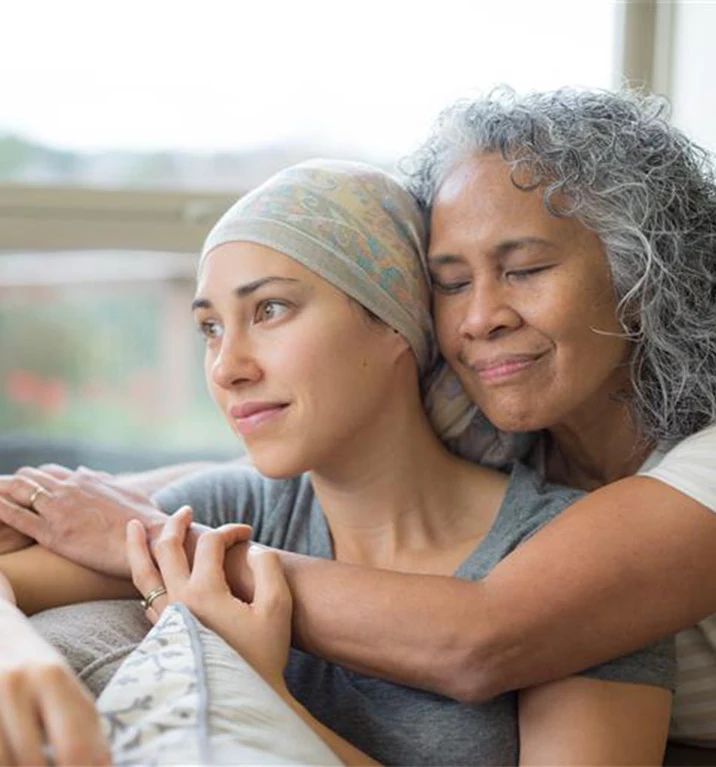 En mamma kramar om sin cancersjuka dotter.