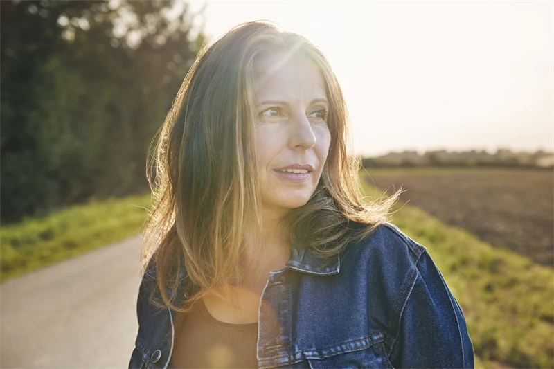 Kvinna i förklimakteriet som är på promenad.