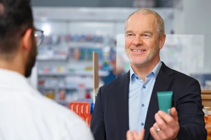 En kund och en farmaceut på ett apotek.