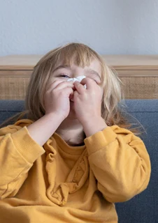 Två förkylda, men glada barn.