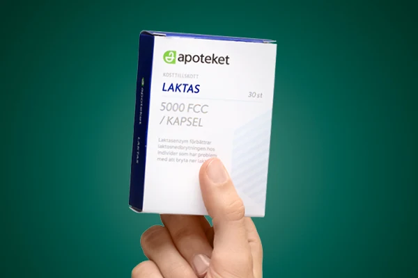En hand visar upp kosttillskottet "LAKTAS" från apoteket.