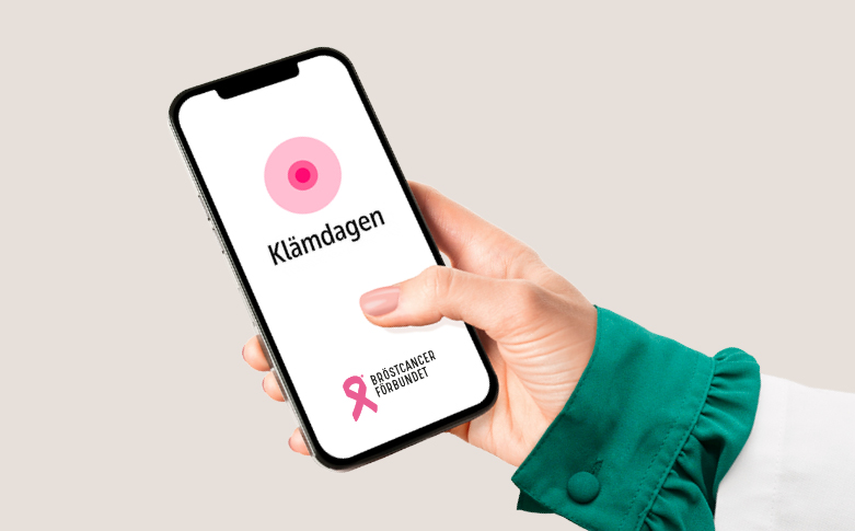 En kvinna har öppnat appen Klämdagen i mobilen.