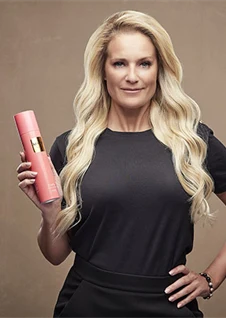 Laila Bagge håller i en produkt från Kolai.