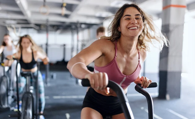 Kvinna som tränar på gym efter en lång semester och behöver komma igång på rätt sätt utan att skada sig.