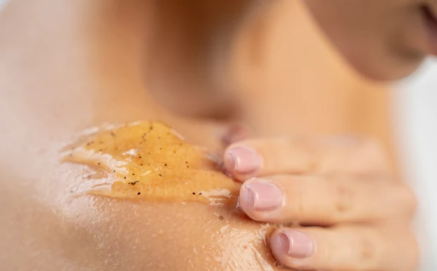 En kvinna som peelar sin axel.