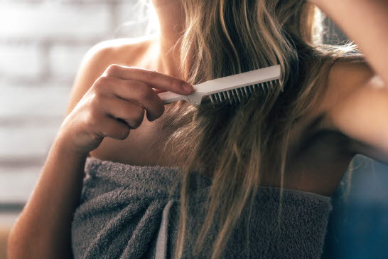 Att borsta håret när det är blött kan göra det mer frissigt.