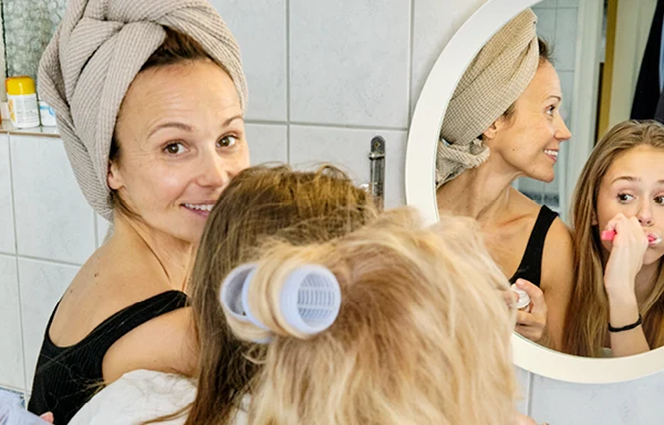 En mamma och dotter i ett badrum. 