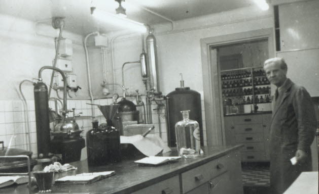 Axel Robert Gustafsson. Laboratoriets stora arbetsbord. "Härliga dofter det var på den tiden." Beskrivning av Alice Gustafsson/Pia Leminen okt 2001. Apoteket Nordstjernan Drottninggatan 71, 1950.