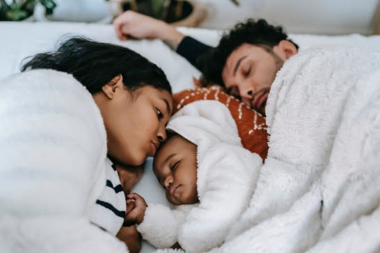 familj med bebis som sover tillsammans.