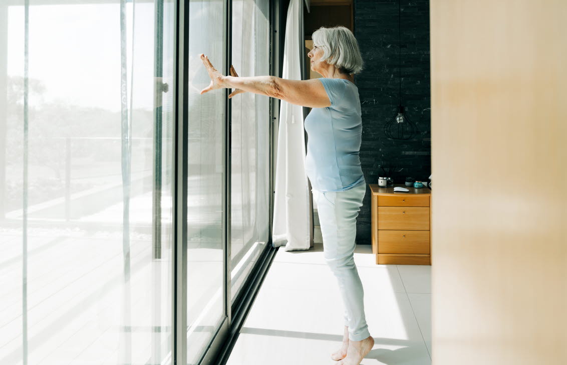 En kvinna står på tå för att öva upp balansen.