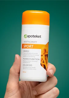 En hand visar upp kosttillskottet "SPORT" från apoteket.