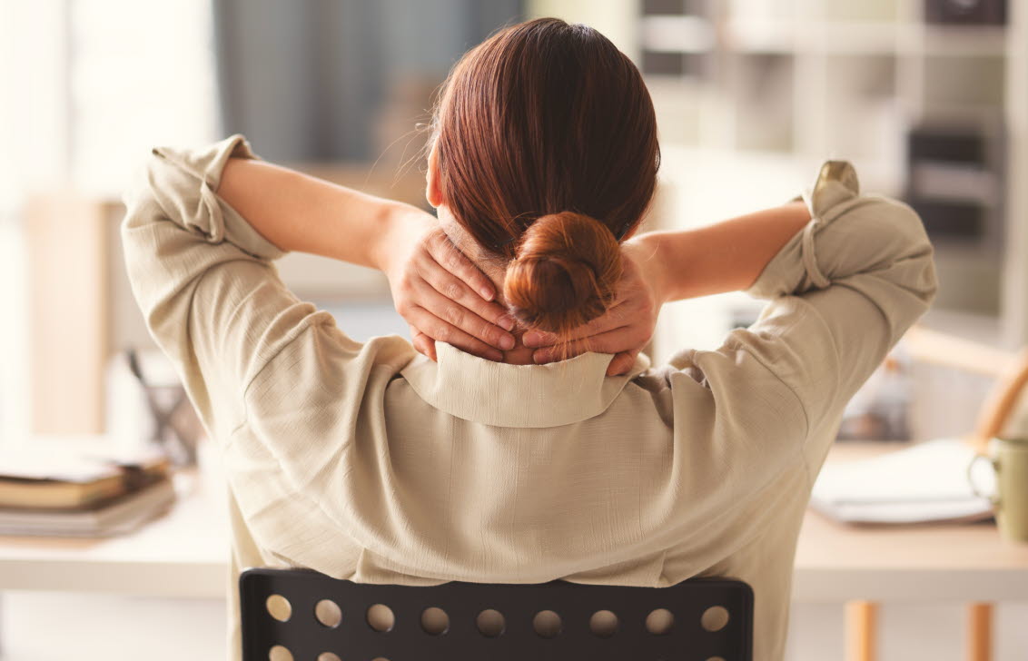 Kvinna som har spänd nacke och tinnitus.
