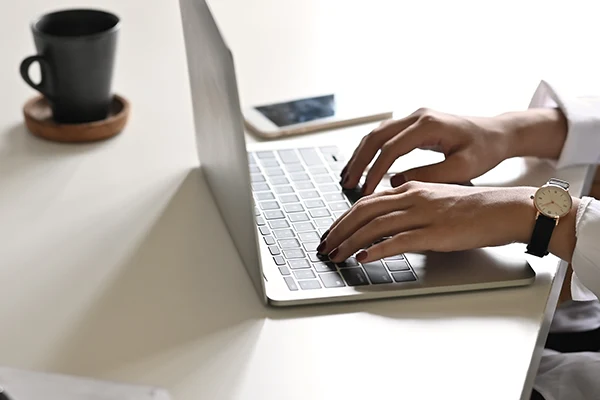 En person som skriver på datorn.