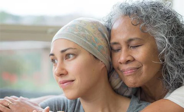 En mamma kramar om sin cancersjuka dotter.