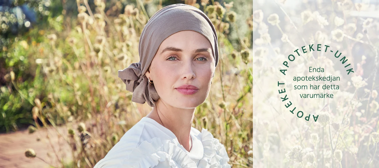 En bild där halva bilden är på en kvinna med House of Christine turban och den andra är Apoteket Unik logotyp.