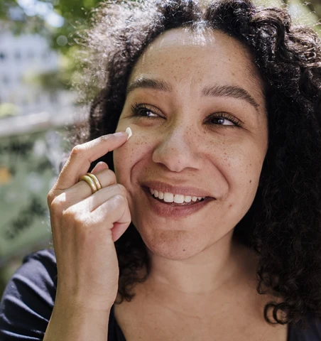 Kvinna som tillsatt SPF i sin hudvårdsrutin för våren.
