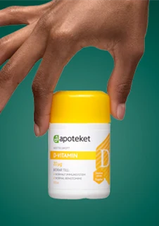 En hand visar upp kosttillskottet "D-VITAMIN" från apoteket.