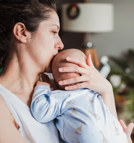 Bebis som har kolik och besväras av ont i magen får tröst av sin mamma.