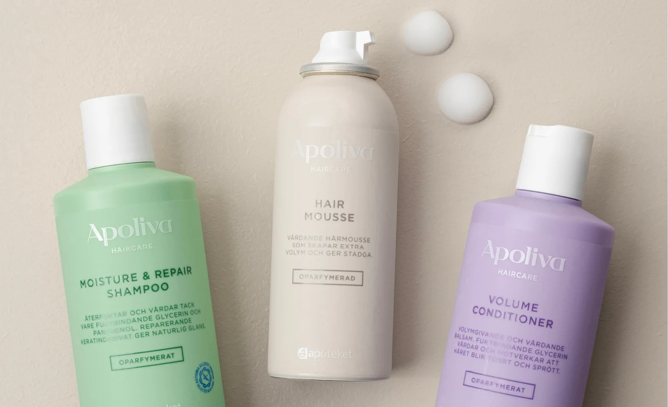 Apoliva Haircare: schampo, hårmousse och balsam på beige bakgrund.