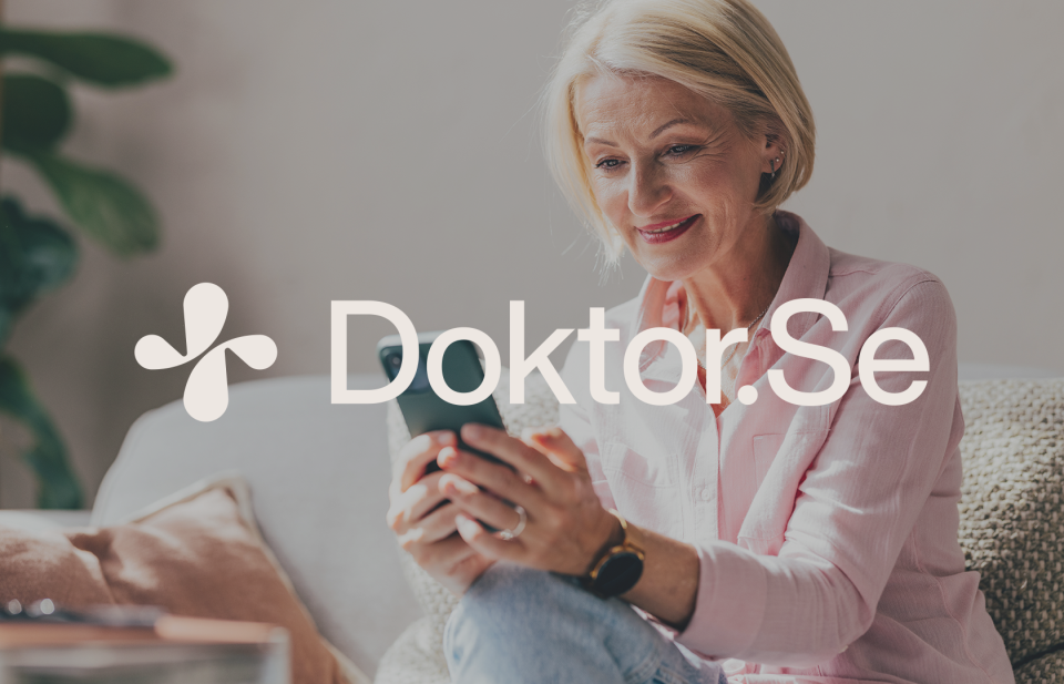 Leende kvinna som håller i sin mobiltelefon. I förgrunden syns logotypen för Doktor.se.