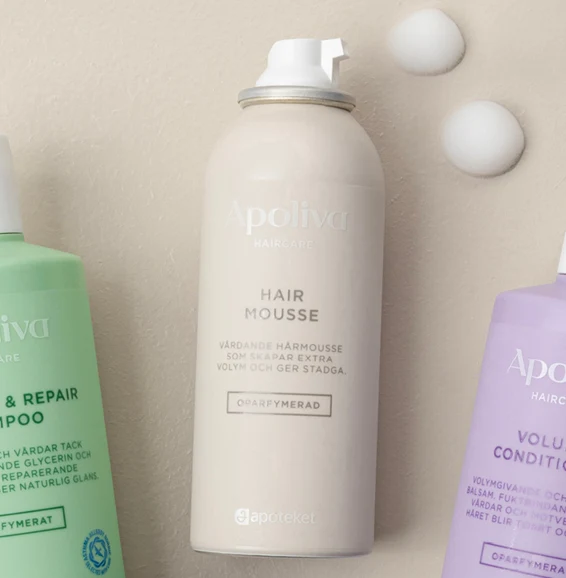 Apoliva Haircare: schampo, hårmousse och balsam på beige bakgrund.