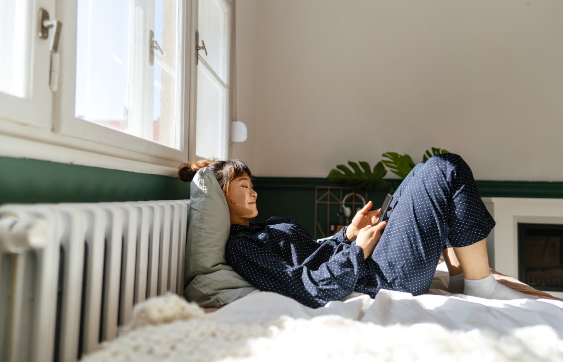 Kvinna med ADHD som känner sig trött och vilar efter hög aktivitet.