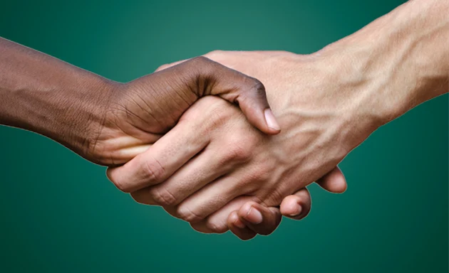 Två händer i ett handslag.