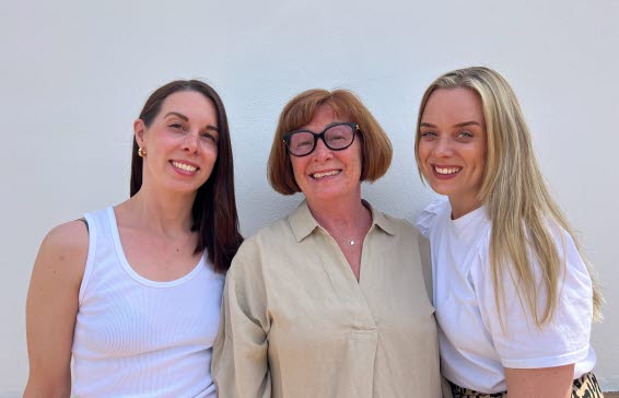 Systrarna bakom Aima Sense firar mors dags tillsammans med sin mamma Anita på en yogaretreat i södra Spanien.