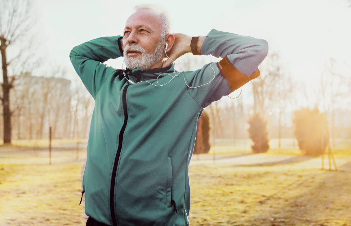 Man som tränar för att lindra sin artros.