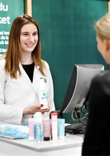 Kund och farmaceut i ett apotek. 