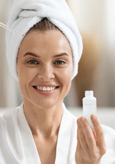 Kvinna som utför sin hudvårdsrutin för lyster och glow.