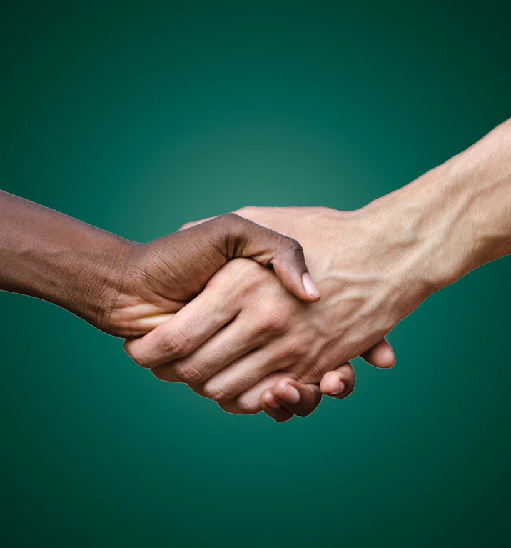 Två händer i ett handslag.