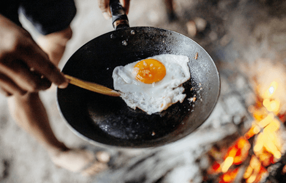 En person som steker ett ägg.
