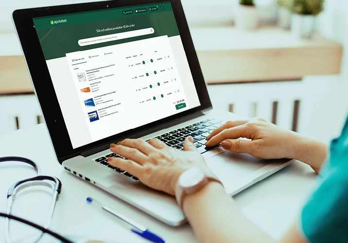 En laptop med apotekets e-handel synlig på skärmen