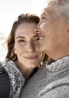 Två leende kvinnor.