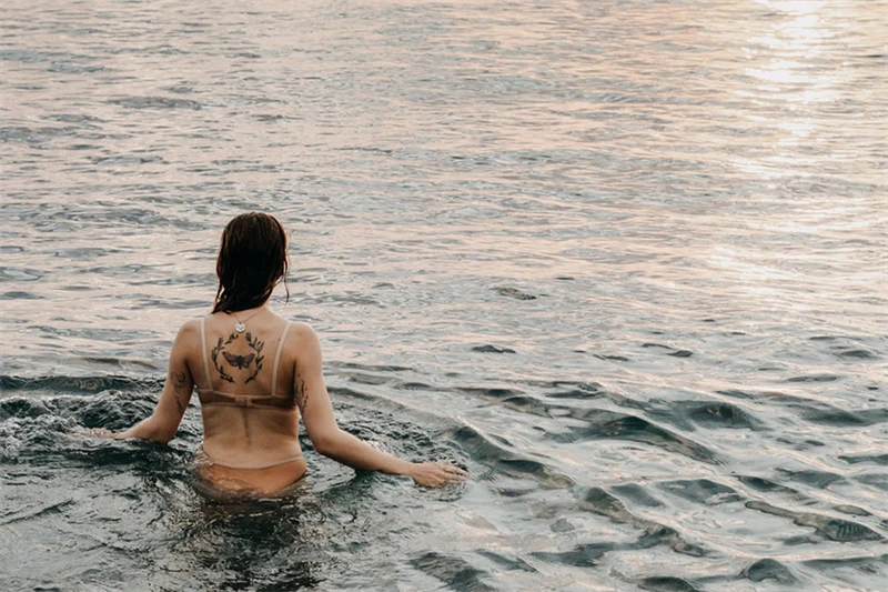 En kvinna i ett hav.