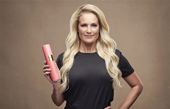 Laila Bagge håller i en produkt från Kolai.