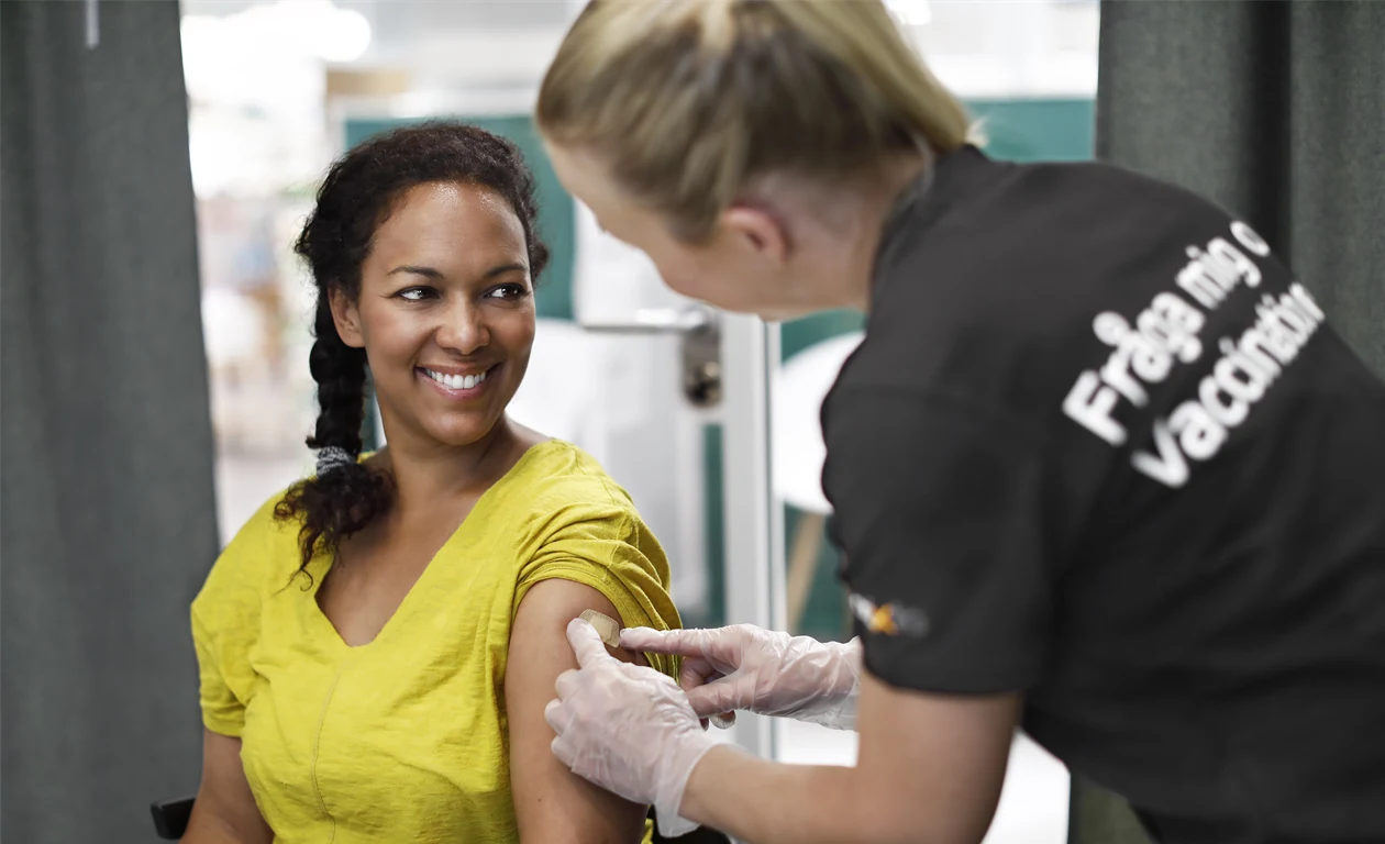 Kvinna vaccineras på Apoteket.