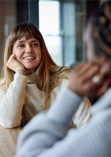Väninnor som har en hjärtlig diskussion om psykisk hälsa.