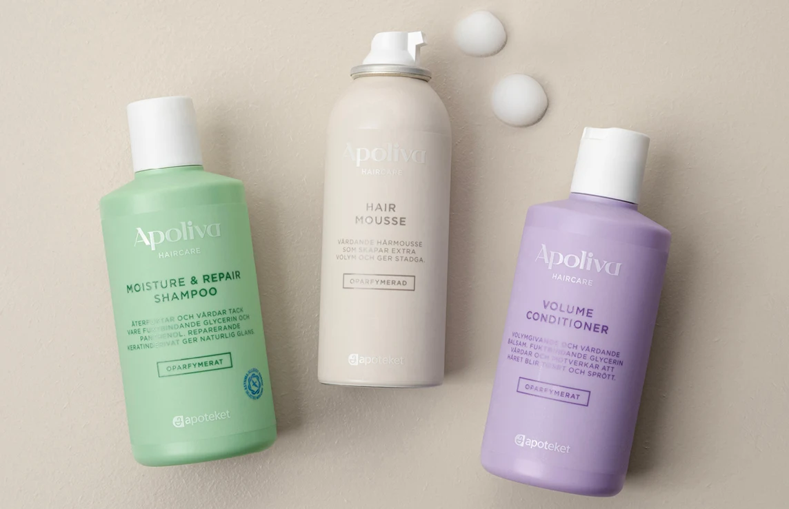 Apoliva Haircare: schampo, hårmousse och balsam på beige bakgrund.