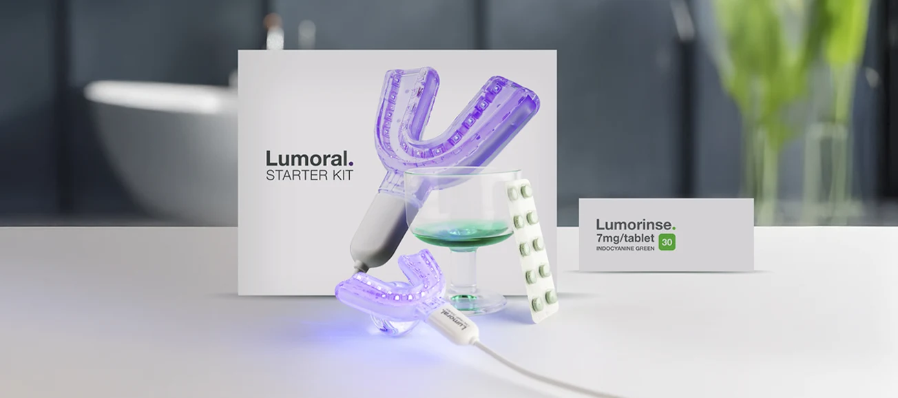 Lumoral Starter Kit med lysande munstycke och Lumorinse-tabletter i badrumsmiljö.