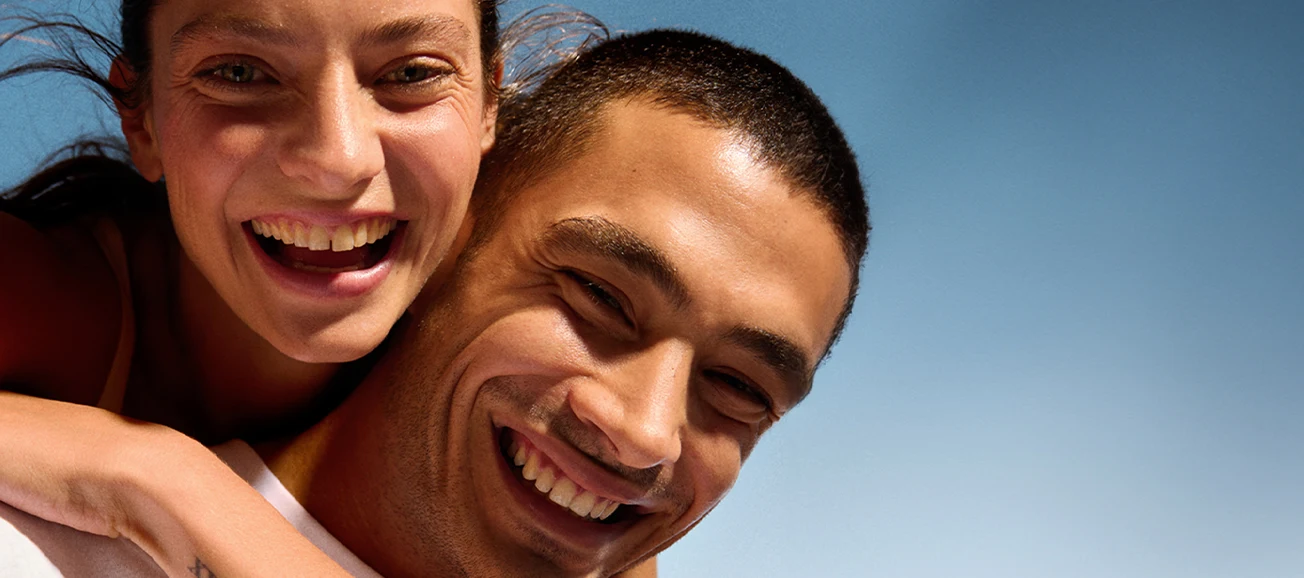 Nivea topbanner med två leende personer och en blå himmel som bakgrund.