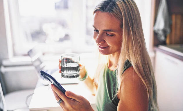 Kvinna som undersöker alternativ för hormonella preventivmedel.