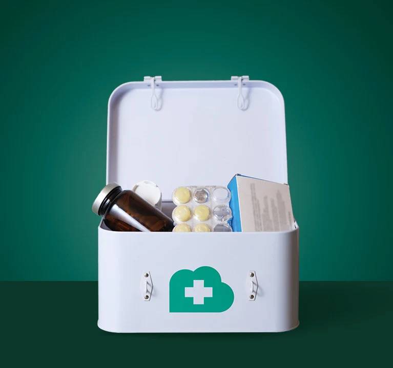 En låda med produkter för husapoteket.