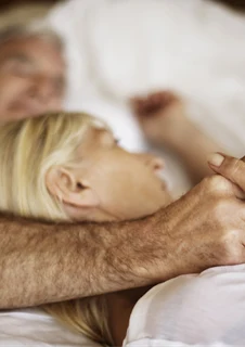 Par som håller om varandra och kommunicerar om impotens.