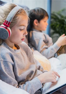 Två barn med NPF som sitter och läser.